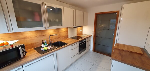 Frigorifero, microonde, forno, piano cottura