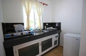 Refrigerador, utensilios de cocina y comedor 