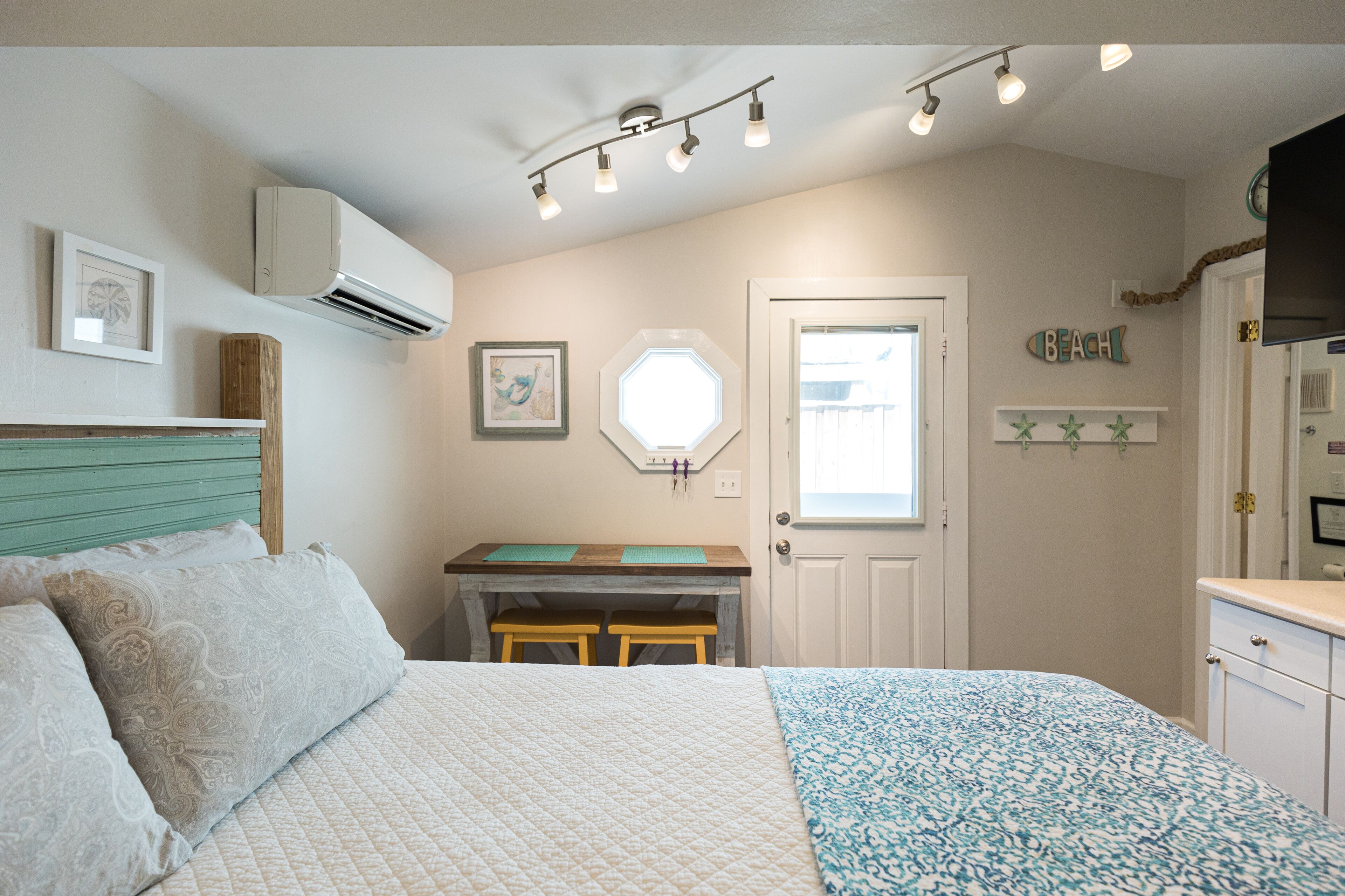 Une chambre à coucher avec un lit, un bureau et une fenêtre.
