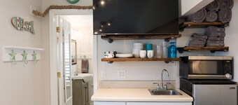 Nautical-themed Studio less than a block to sea, sun and fun!