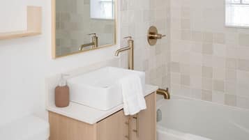 Badewanne, Haartrockner, Handtücher