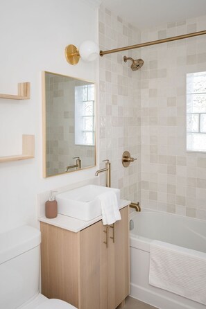 Badewanne, Haartrockner, Handtücher