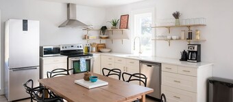 Cozy House | Walk to Picton Main |Pet-friendly