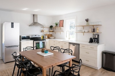 Cozy House | Walk to Picton Main |Pet-friendly