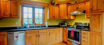 Deer Haven Lodge on 16 acres with mountain views and fireplace