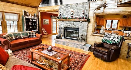 Deer Haven Lodge on 16 acres with mountain views and fireplace