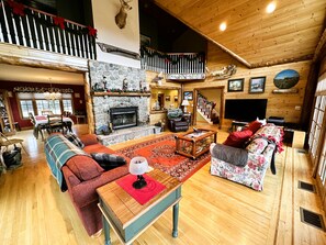 Smart TV, fireplace, DVD player, books - Deer Haven Lodge on 16 acres with mountain views and fireplace (Jay)