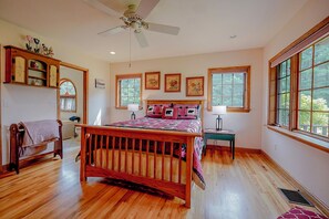 4 bedrooms, desk, iron/ironing board, WiFi (free)