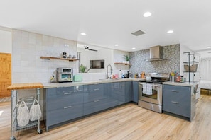冰箱、微波炉、茶具/咖啡用具、厨具/餐具