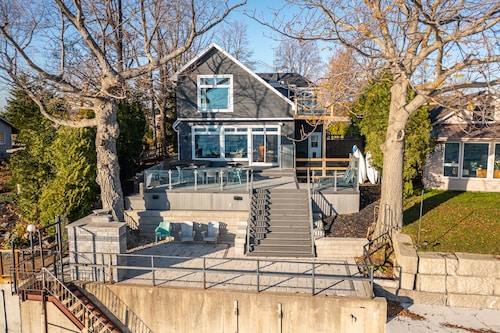 One of a Kind! Large 5 Bedroom Cottage w/ Hot Tub