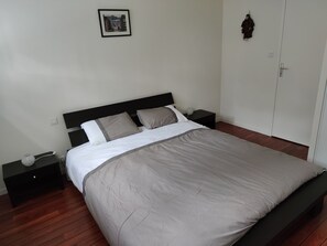 4 habitaciones, escritorio y tabla de planchar con plancha 
