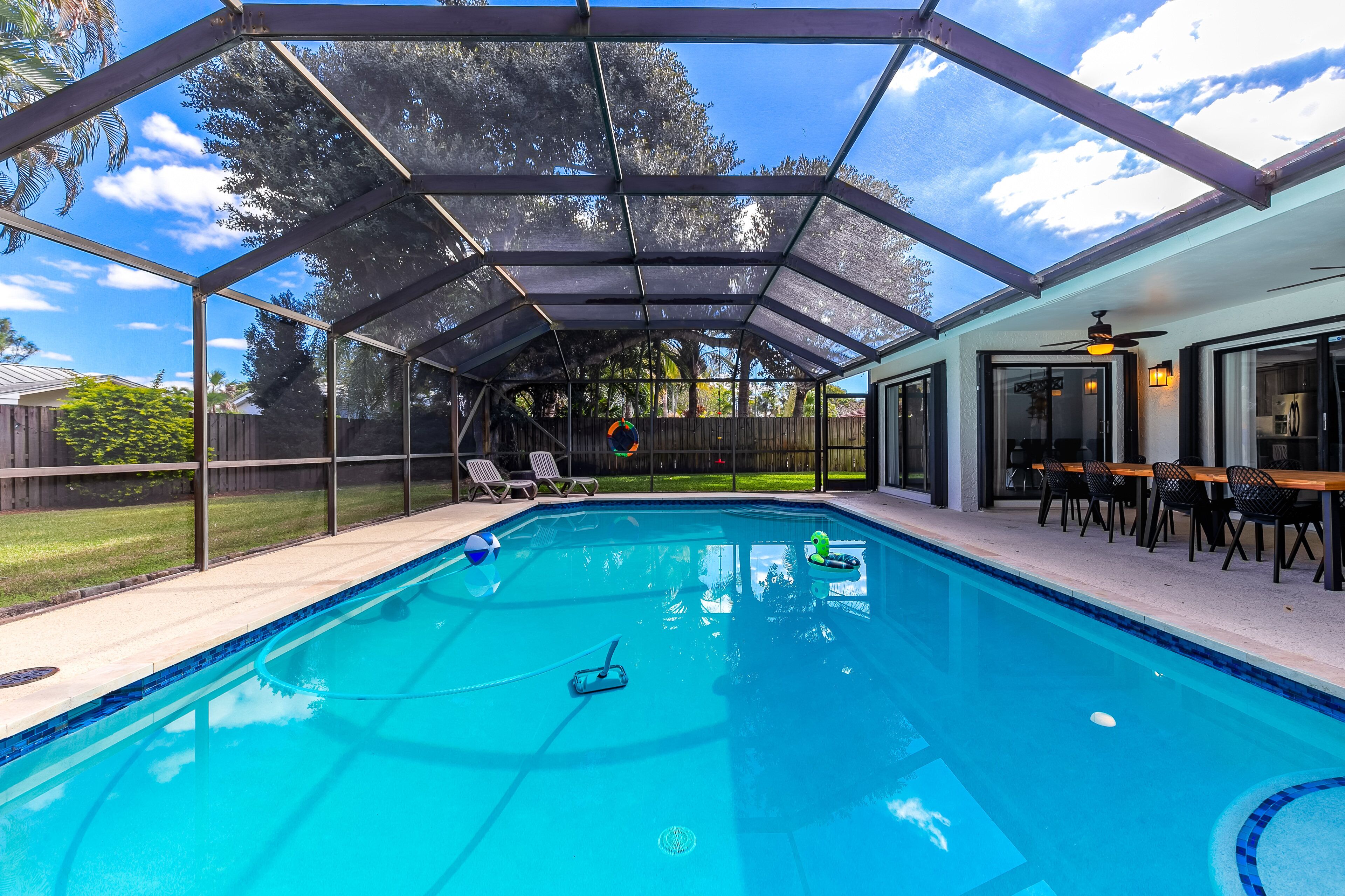 luxury  spacious modern 4 bedroomsw/ amazing  pool