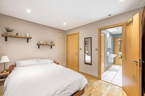 2 slaapkamers, een strijkplank/strijkijzer, gratis wifi, beddengoed