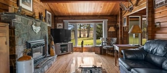 Cozy Log Cabin overlooking a beautiful vineyard along the wine trail 🍇