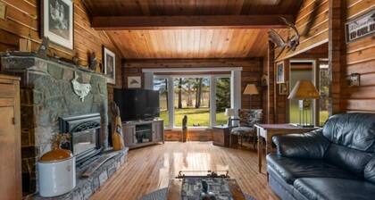 Cozy Log Cabin overlooking a beautiful vineyard along the wine trail 🍇