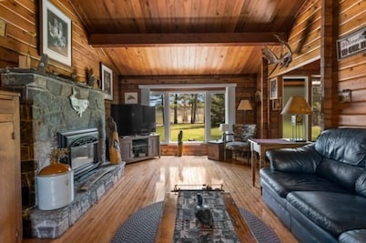 Cozy Log Cabin overlooking a beautiful vineyard along the wine trail 🍇