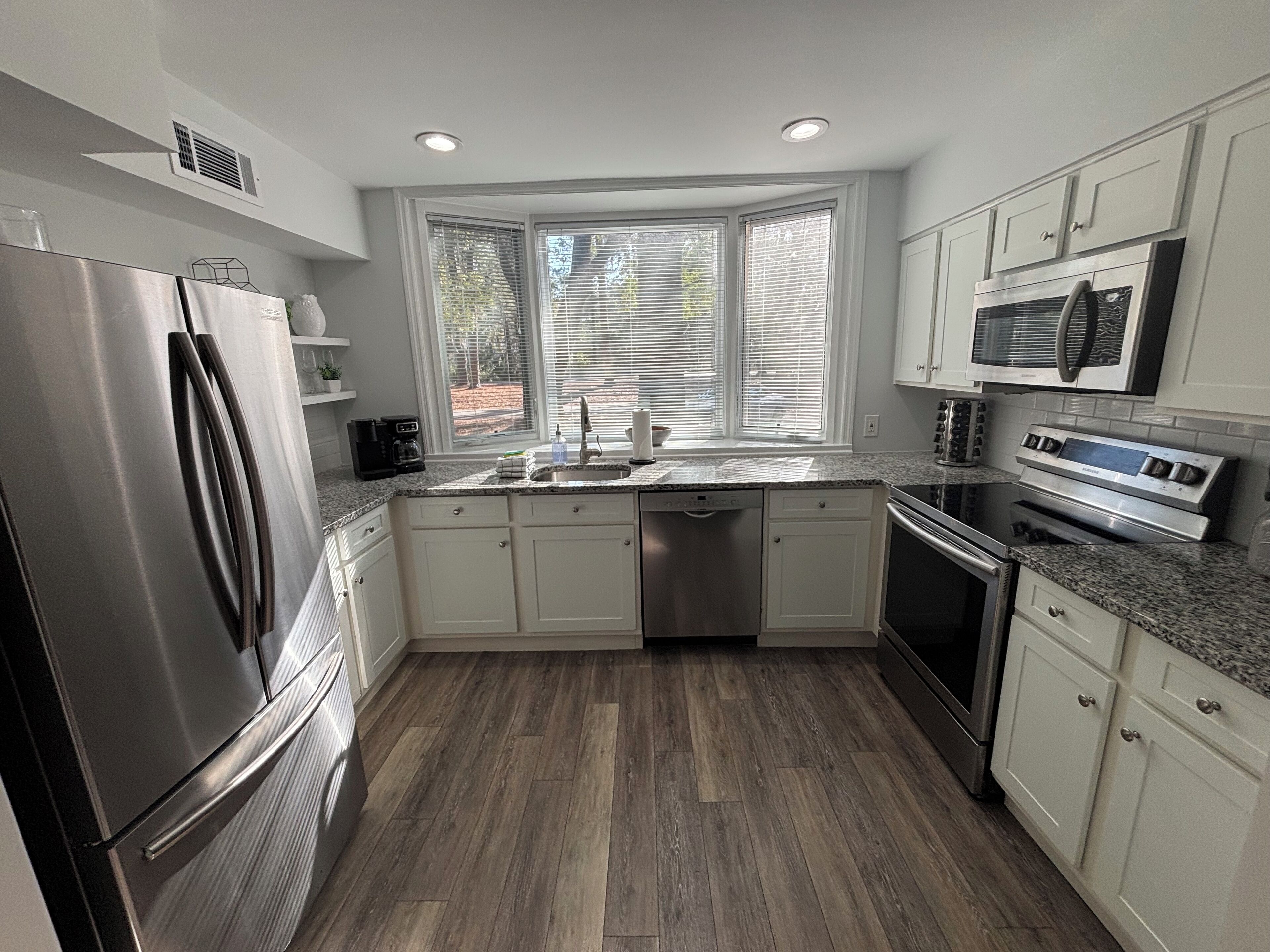 Refrigerador, microondas, horno y parrilla de estufa 