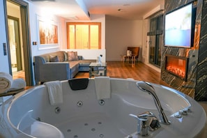 1 bedroom, free minibar items, in-room safe, blackout drapes