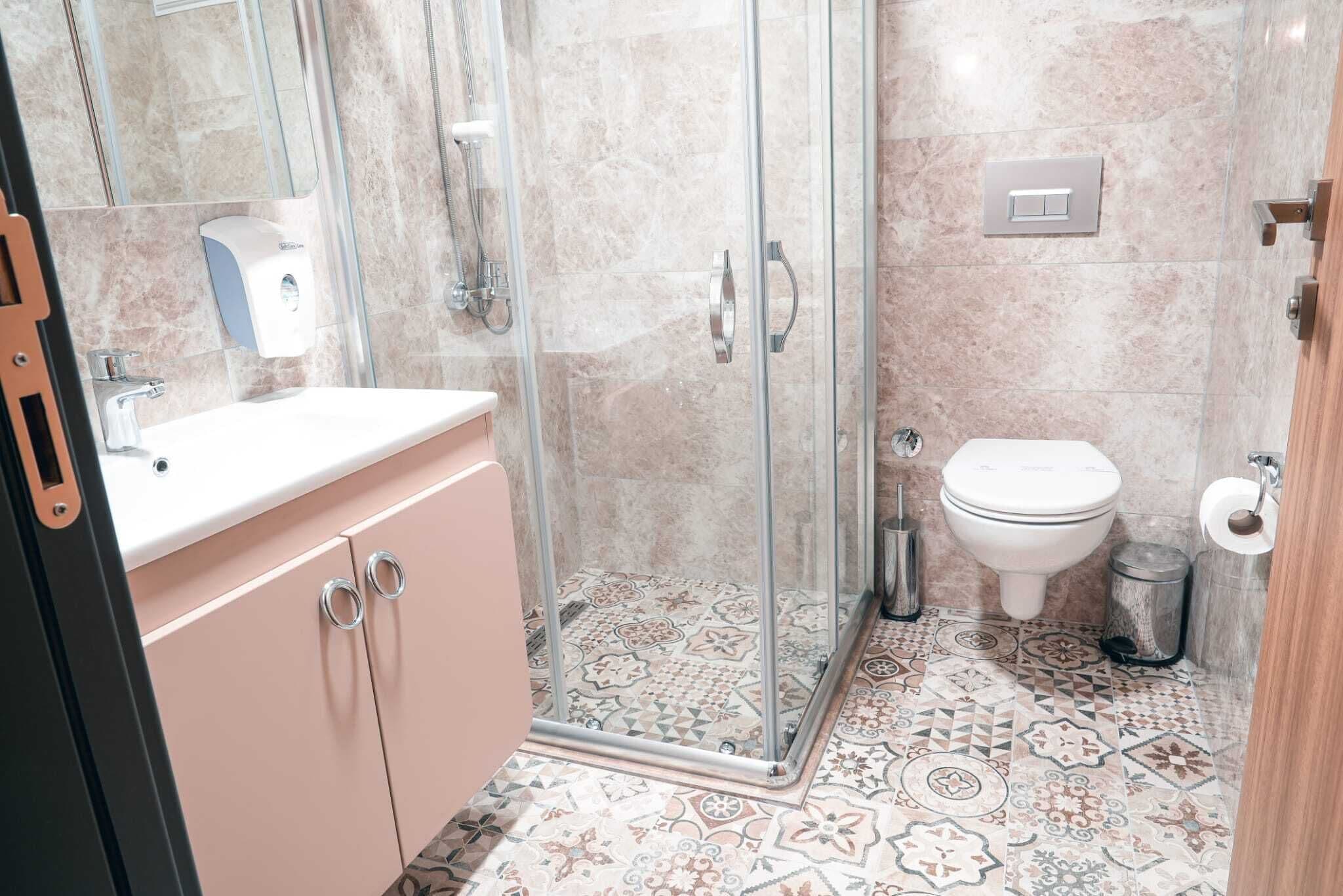 Design Room | Bathroom | Shower, rainfall showerhead, hair dryer, towels