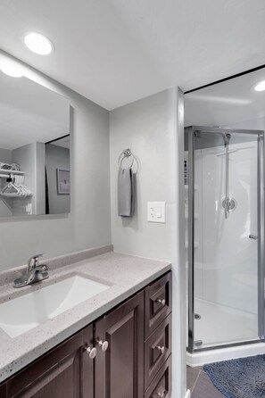 Chuveiro, secador de cabelo, toalhas de banho, sabonete