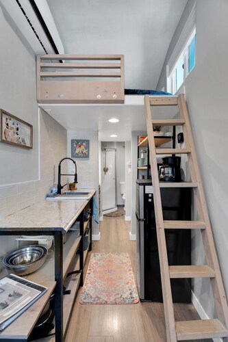Tiny house with loft bed, kitchenette, parking in a quiet downtown neighborhood