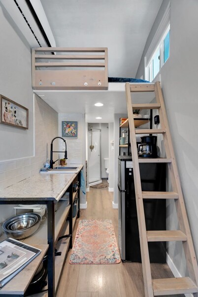 Tiny house with loft bed, kitchenette, parking in a quiet downtown neighborhood