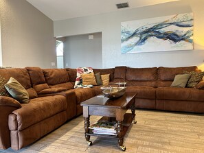 Smart-TV, Bücher, Stereoanlage