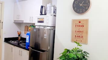 Kühlschrank, Mikrowelle, Wasserkocher, Kochgeschirr/Geschirr/Besteck