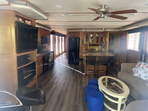 Southern Bell is a Beautiful Houseboat cozy and relaxing. 