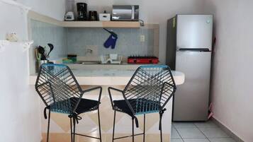 Kylskåp, mikrovågsugn, spishäll och kaffe- och tebryggare