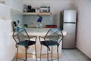 Kylskåp, mikrovågsugn, spishäll och kaffe- och tebryggare