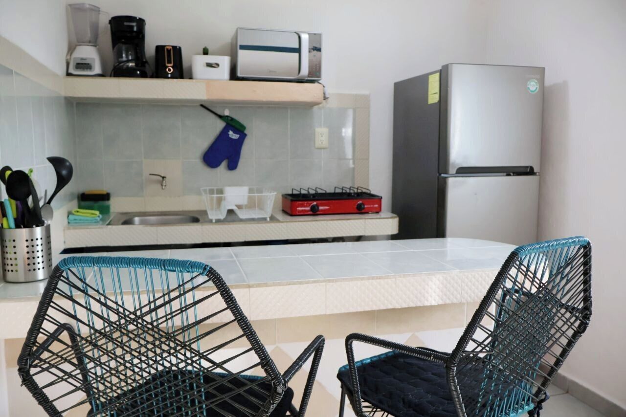 Kühlschrank, Mikrowelle, Herdplatte, Wasserkocher mit Kaffee-/Teezubehör