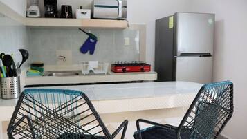 Kylskåp, mikrovågsugn, spishäll och kaffe- och tebryggare