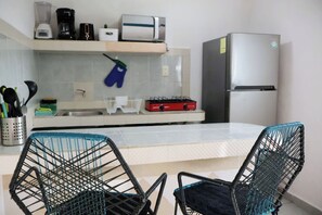 Kylskåp, mikrovågsugn, spishäll och kaffe- och tebryggare