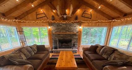 ADK Hideaway - Spacious, modern home nearby to all amenities