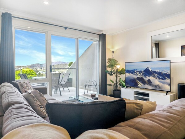 TV, DVD player - *Cascades 15 - Amazing Lake Views w Balcony's | Spa Bath | Split-Level | WiFi* (Jindabyne)