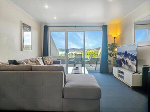 TV, DVD player - *Cascades 15 - Amazing Lake Views w Balcony's | Spa Bath | Split-Level | WiFi* (Jindabyne)