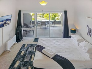 2 bedrooms, iron/ironing board, WiFi, bed sheets - *Cascades 15 - Amazing Lake Views w Balcony's | Spa Bath | Split-Level | WiFi* (Jindabyne)