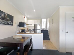 Fridge, microwave, oven, stovetop - *Cascades 15 - Amazing Lake Views w Balcony's | Spa Bath | Split-Level | WiFi* (Jindabyne)