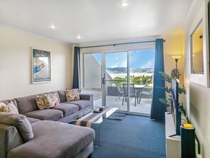 TV, DVD player - *Cascades 15 - Amazing Lake Views w Balcony's | Spa Bath | Split-Level | WiFi* (Jindabyne)