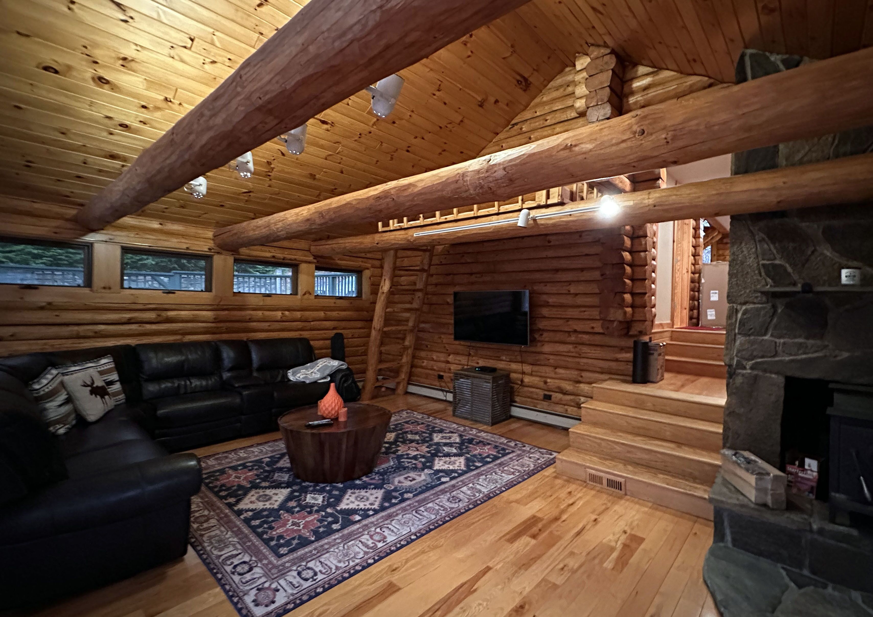 15 Minutes to ski Okemo - Mountain views from this magical log home on 6 acres 