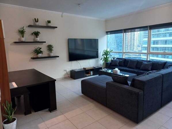 TV, computer monitors, printers - Prime Dubai Marina Walk Apartment - Close to everything! (Dubai)