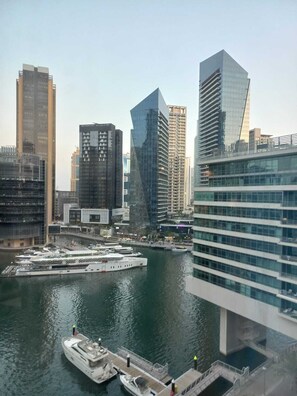 Combined shower/bathtub, towels, soap, shampoo - Prime Dubai Marina Walk Apartment - Close to everything! (Dubai)