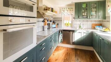 KylskÄp, spishÀll, diskmaskin och kaffe- och tebryggare