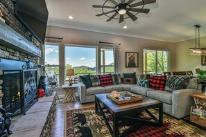 Televisión, chimenea y oficina 