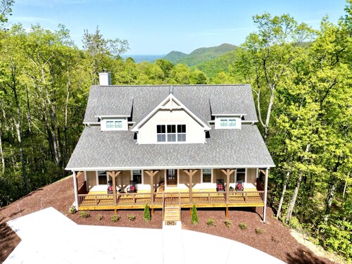 NEWER Luxury 6/6 Mt View in Gated Preserve, Hot Tub, Hiking Trails, EV Charger