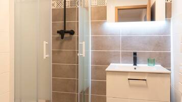 Dusche, Haartrockner, Handtücher