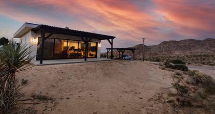 Joshua Tree Monochrome - 5 mins from National Park