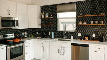 Refrigerador, microondas, horno y parrilla de estufa