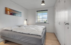 4 bedrooms, travel crib, free WiFi - Stunning home in Havndal with WiFi (Havndal)
